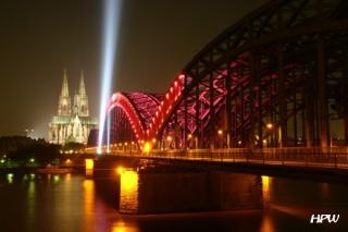 Die Kölner Hohenzollernbrücke zum ev. Kirchentag - lebendig und kräftig und schärfer