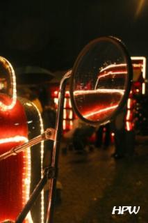 Ein beleuchteter LKW auf Weihnachtstour eines bekannten Brause-Herstellers