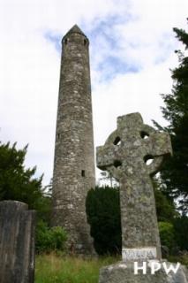 Glendalough/Laragh - der Roundtower neben dem Friedhof ist 33 Meter hoch