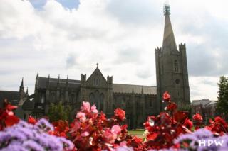 Dublin - St. Patrick´s Cathedral - Blumen im Vordergrund
