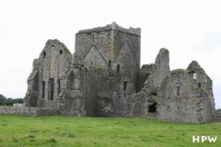 Rock of Cashel - Die Ruine von Hore Abbey am Fuße des Hügels