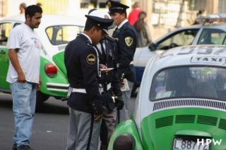 Mexico City, Polizisten bei einer Verkehrskontrolle
