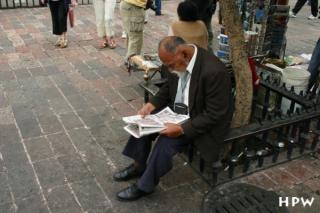 Mexico City, ein Mann liest in der Zeitung