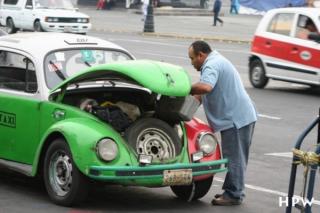 Mexico City, ein Taxifahrer verstaut Werkzeug