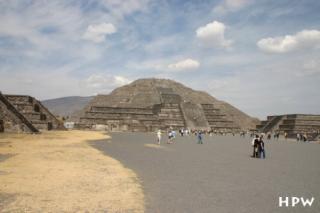 Teotihuacan, die Mondpyramide, die Maße: 140x150 m Fläche, 46m hoch