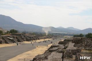 Teotihuacan, Blick auf Miccaotli, die Hauptstr. 4km lang, 45m breit