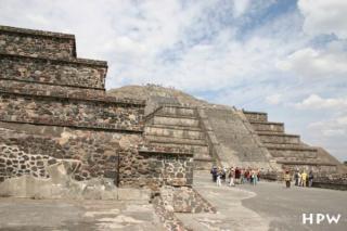 Teotihuacan, die Mondpyramide, die Maße: 46m hoch, 140x150 m Fläche