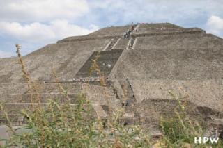 Teotihuacan, die Sonnenpyramide, 220x225m Fläche, 63m hoch