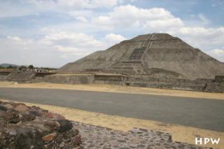 Teotihuacan, Sonnenpyramide mit der Miccaotli, der Hauptstasse im Vordergrund