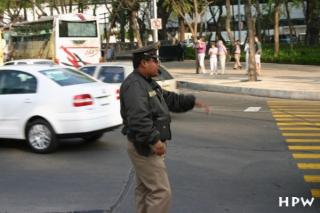 Mexico City, ein Polizist regelt den Straßenverkehr
