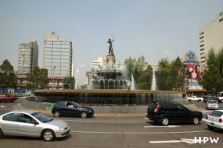 Mexico City, ein sprudelnder Brunnen auf einem Kreisverkehr