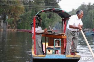 Die schwimmenden Gärten von Xochimilco-ein Boot voller Musikanten