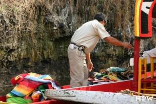 Die schwimmenden Gärten von Xochimilco - ein Händler verkauft seine Ware