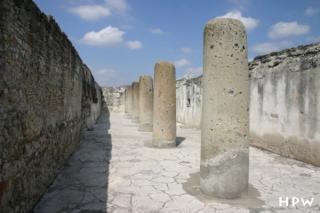 Mitla - die Säulenhalle  - die 6 Säulen stützten das Dach