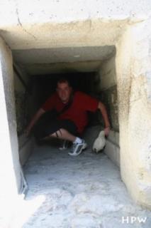 Mitla-Ich im Eingang zu einem unterirdischen Grab