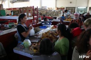 San Cristobal de las Casas-auf dem Markt-Hähnchen ohne Kühlung bei 35 Grad
