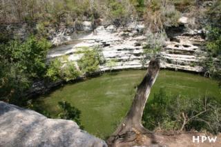 Chichen Itza - Cenote de los Sacrificios - ein natürliches Wasserloch mit 60m Durchmesser