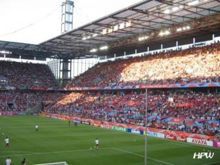 Ein Blick ins ausverkaufte FIFA WM Stadion Köln 