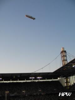 Ein Luftschiff über dem Müngersdorfer Fußballstadion