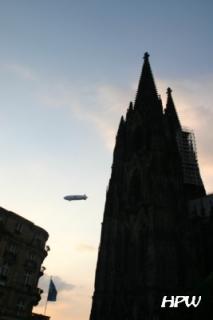 Ein Zeppelin am Kölner Dom - bestückt mit Kameras