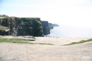 Irland 2006 - Cliffs of Moher - 200 Meter senkrecht abfallende Klippen - die Kante ist gesperrt