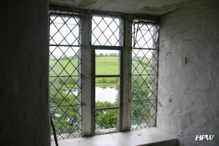 Irland 2006 - Craggaunowen Freilichtmuseum - die Burg - ein Blick aus dem Fenster
