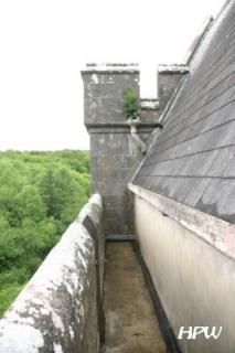 Irland 2006 - Craggaunowen Freilichtmuseum - Die Burg - oben auf dem Dach