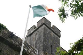 Irland 2006 - Craggaunowen Freilichtmuseum - Die Burg hinter der irischen Flagge